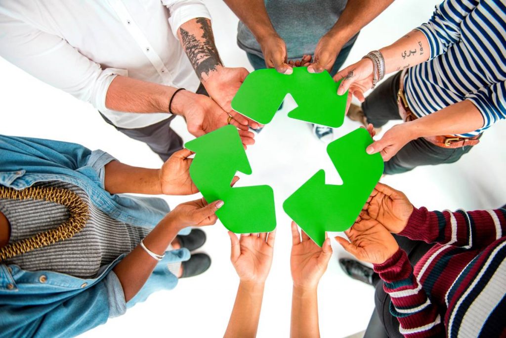 O familie implicată în reciclare, sortând deșeurile acasă. Reciclarea este o responsabilitate a fiecăruia. Implică-te și tu și educă-ți familia!